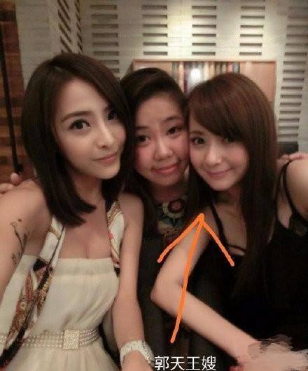 潘玮柏|潘玮柏老婆宣云画风好土味,KTV玩乐还会打碟,哪个是真实的她