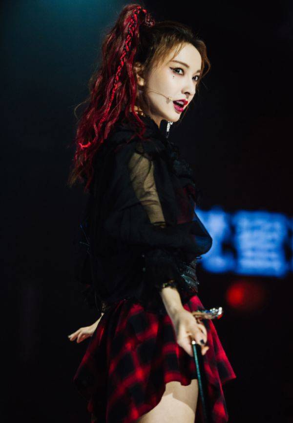 裤子|37岁吴昕终于瘦了!把黑袜当成裤子穿,这腿不得买保险?