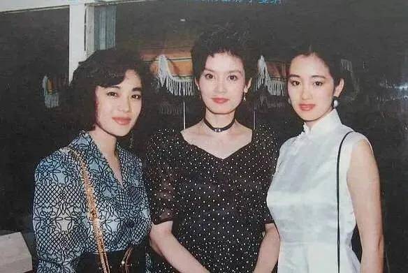 太平洋|神颜Lisa也有翻车的这天?她这环太平洋肩宽也太瞩目了...