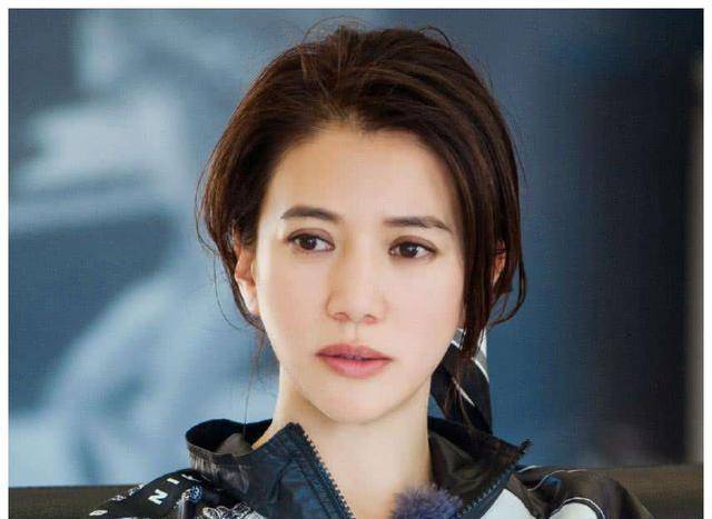 袁咏仪选美小姐出道相貌惊艳欧式双眼皮和妈妈神似