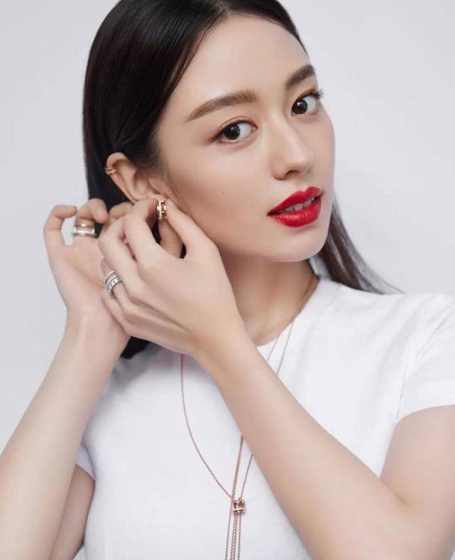 珠光宝气|吉娜晒照打扮珠光宝气似贵妇，却因浓妆翻车，野生眉小肉肚遭吐槽