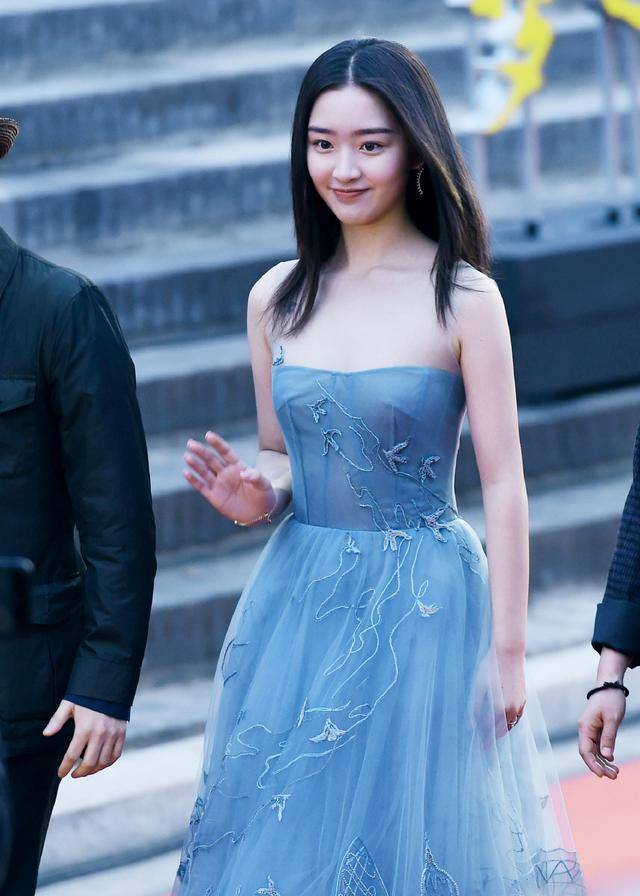 透视|邓恩熙真只有15岁？穿透视纱花朵裙出镜，走轻熟风清纯又撩人