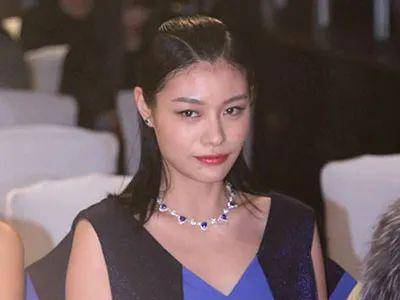 汪峰|汪峰探班章子怡，暴露头大腿短超虐身材，女儿醒醒撞脸小苹果