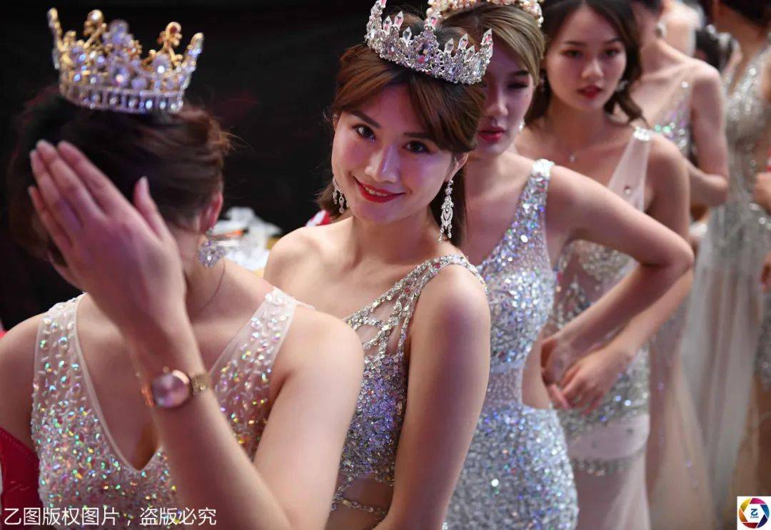 见闻记录|女大学毕业生隆胸，不告诉家人让闺蜜陪，术后意外夺胸模大赛冠军