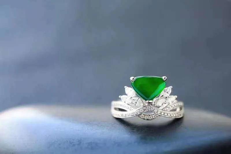 翡翠|裸石 or 镶嵌谁才是你的最爱？别着急，看完再下结论~