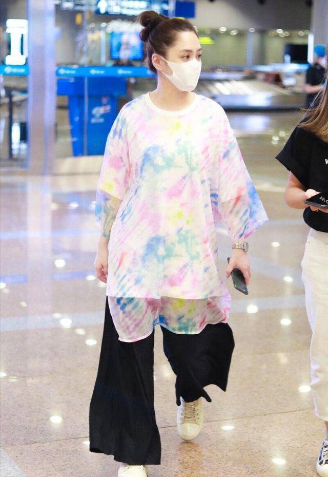 后首|阿娇离婚后首度现身机场，穿大码T恤身材圆润，大肚腩太抢眼