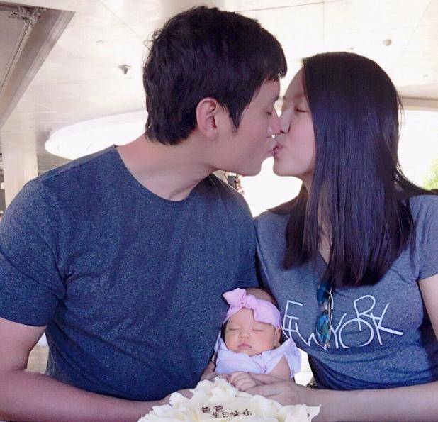 脸部|36岁世界小姐张梓琳久违晒照，脸部现婴儿肥，皮肤嫩过4岁女儿