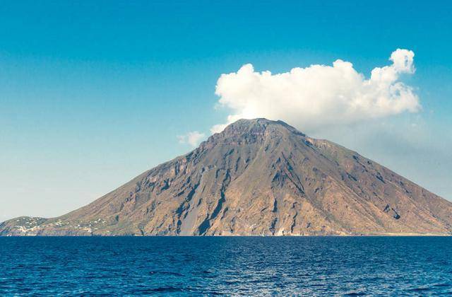 世上最恐怖的一个火山 694d8e22f67f4ff5a7dfff2eb7960b08.jpeg