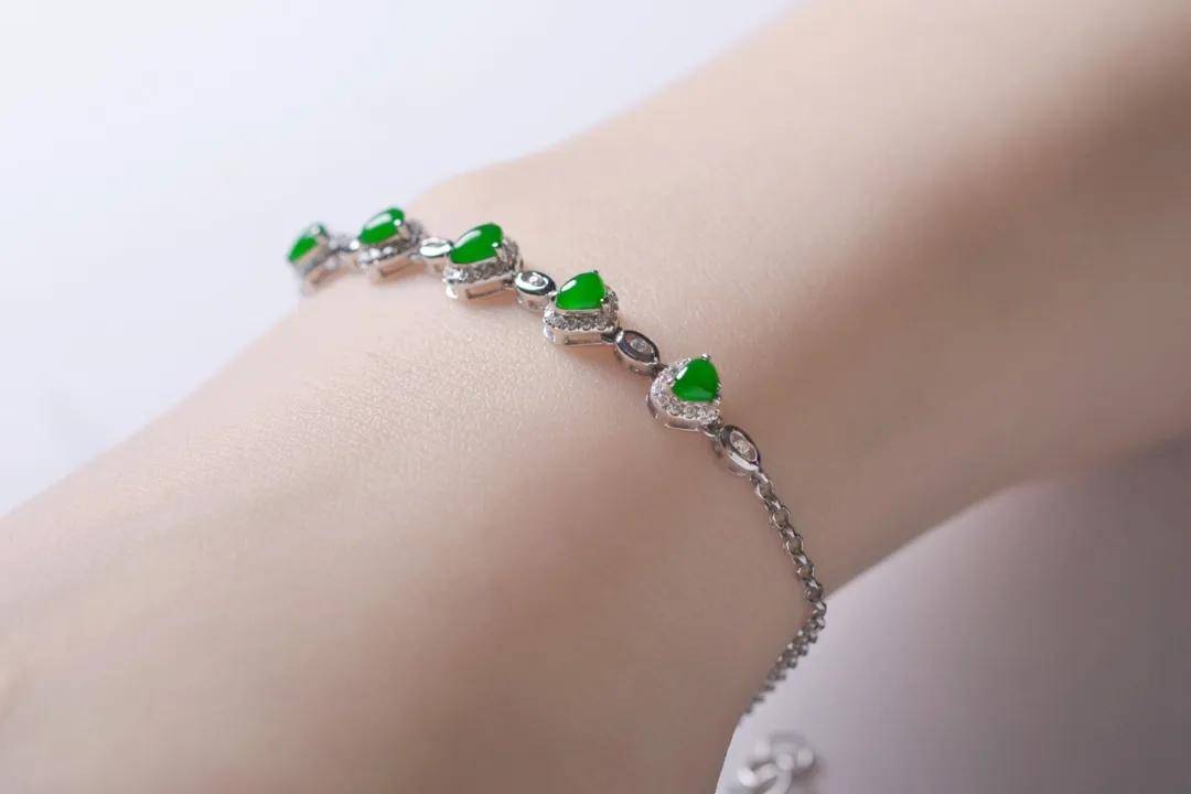 翡翠|裸石 or 镶嵌谁才是你的最爱？别着急，看完再下结论~