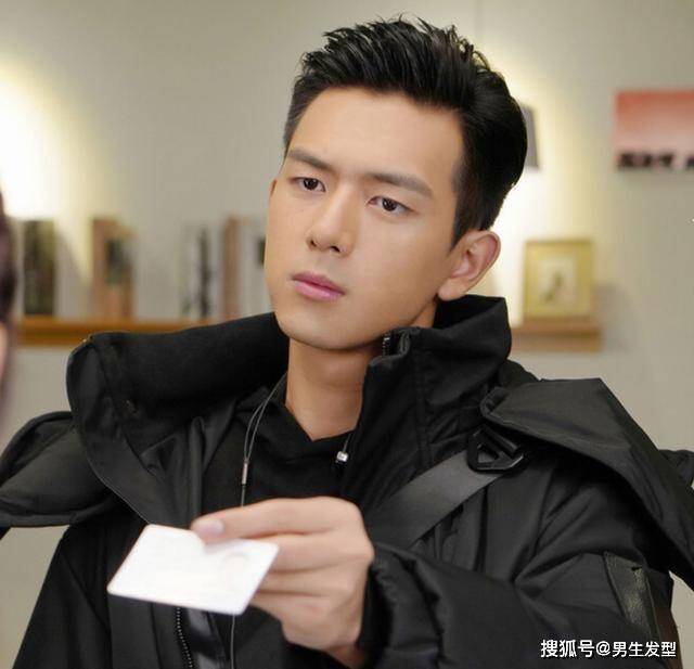 发型|脸上有这4个特征的男生，特别适合留“背头”发型，轻熟显帅气