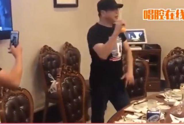 49岁歌手刀郎现身饭局,脸部发福身材圆润,乍一看都认不出是他!