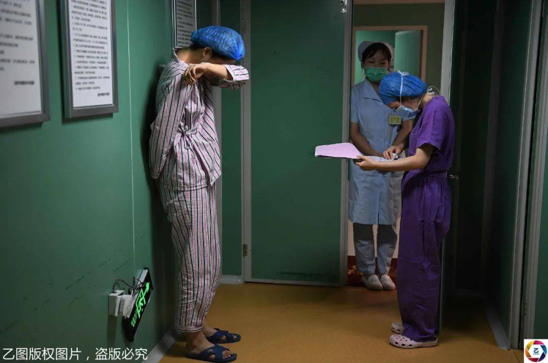 见闻记录|女大学毕业生隆胸，不告诉家人让闺蜜陪，术后意外夺胸模大赛冠军