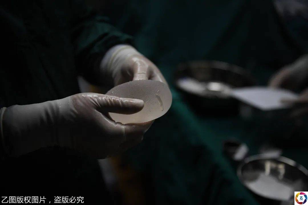 见闻记录|女大学毕业生隆胸，不告诉家人让闺蜜陪，术后意外夺胸模大赛冠军