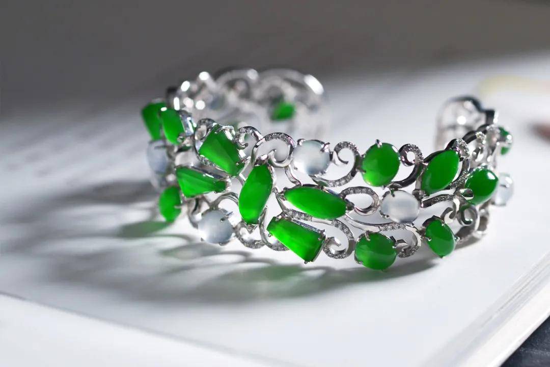 翡翠|裸石 or 镶嵌谁才是你的最爱？别着急，看完再下结论~