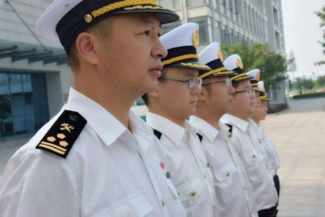 海关制服装备由 海关制服, 海关查验服和 海关制服标志三大系列组成