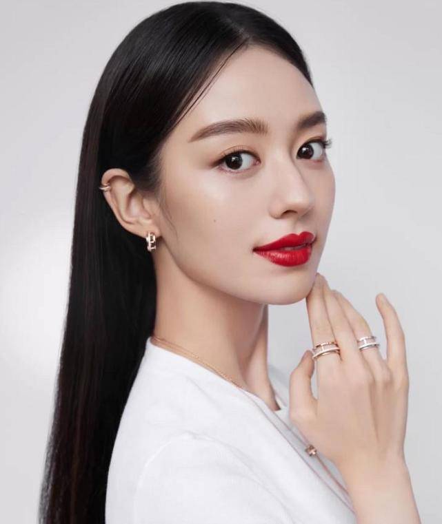 珠光宝气|吉娜晒照打扮珠光宝气似贵妇，却因浓妆翻车，野生眉小肉肚遭吐槽