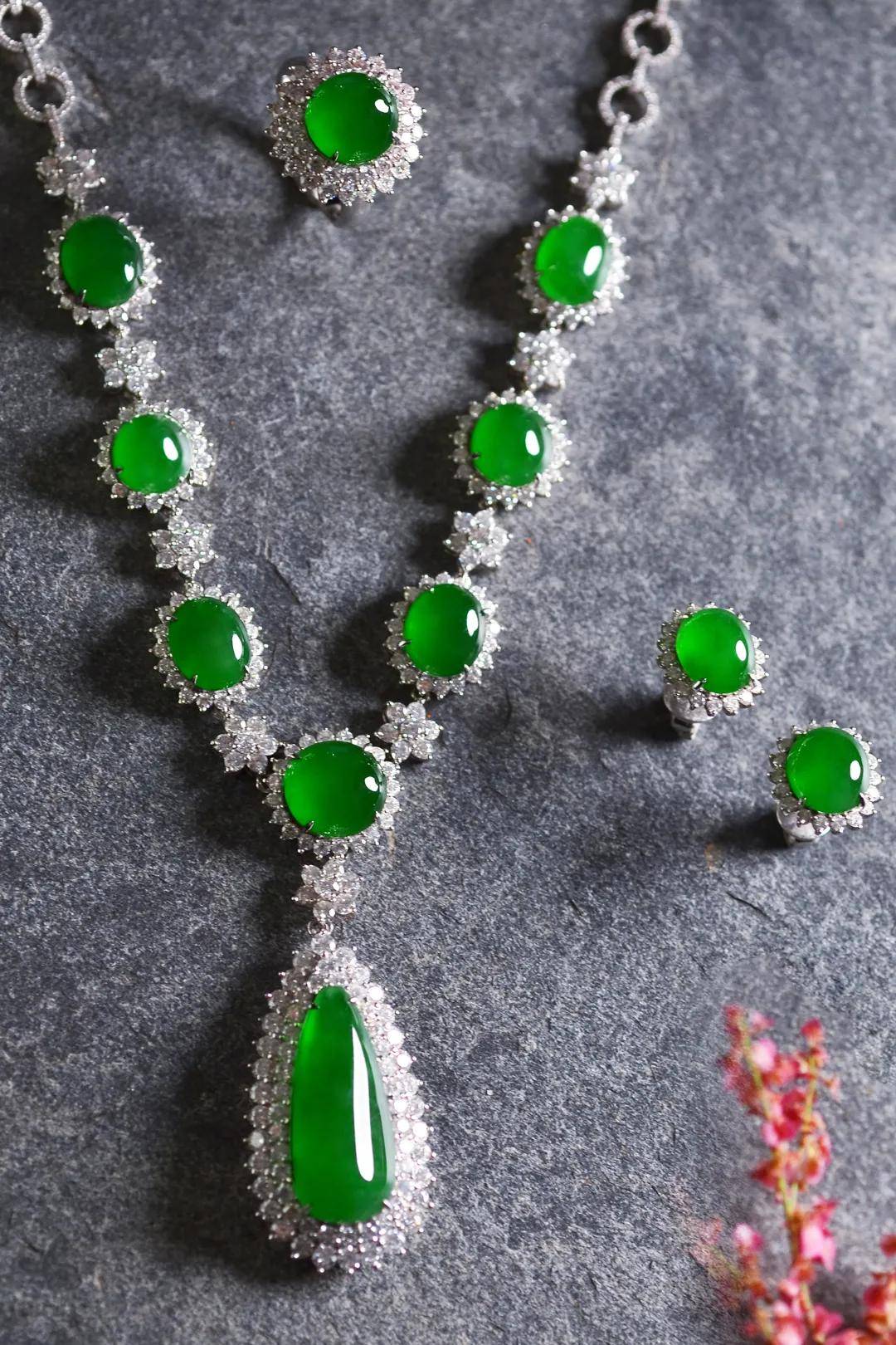 翡翠|裸石 or 镶嵌谁才是你的最爱？别着急，看完再下结论~