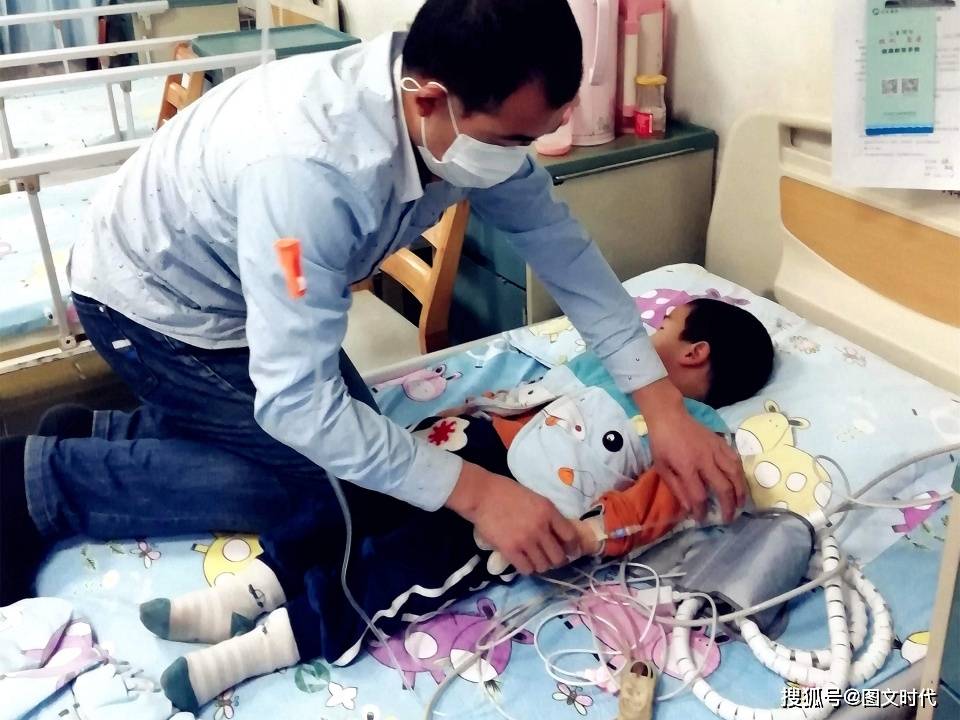 男童|病危通知下达12次，迷糊中哭喊：怕，妈妈抱2岁男童发烧120多天