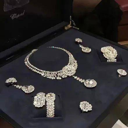 汪峰|汪峰探班章子怡，暴露头大腿短超虐身材，女儿醒醒撞脸小苹果