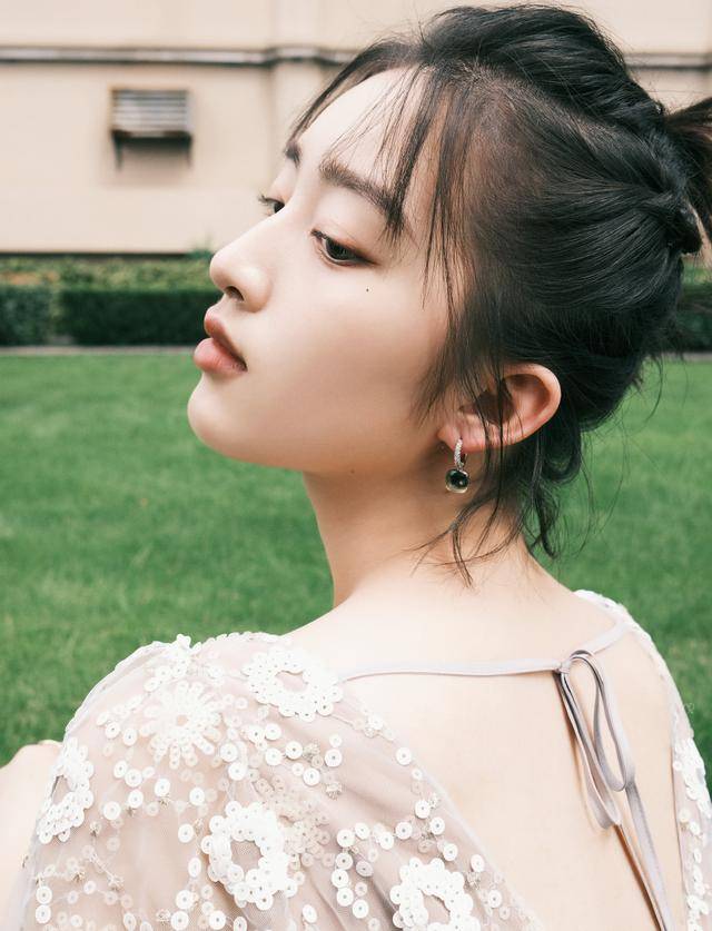 透视|邓恩熙真只有15岁？穿透视纱花朵裙出镜，走轻熟风清纯又撩人