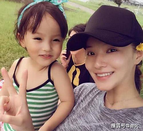 欧弟小8岁娇妻罕露面,气质颜值胜林志颖老婆,