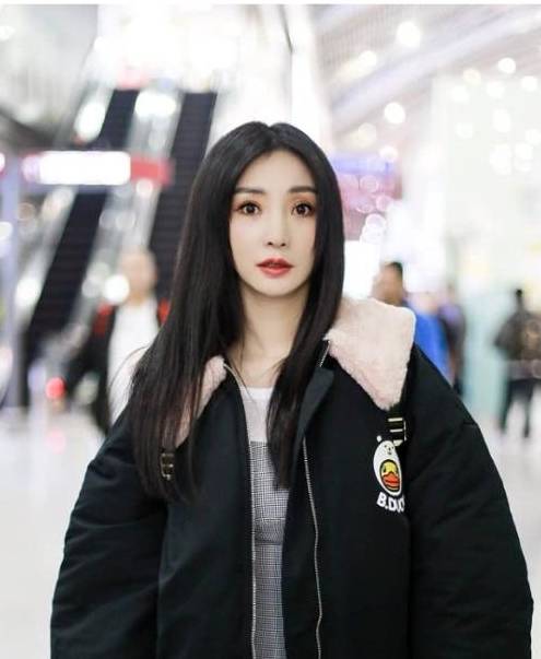 服装|38岁柳岩走机场,一改往日迷人形象,穿连衣裙搭羽绒服居家感十足