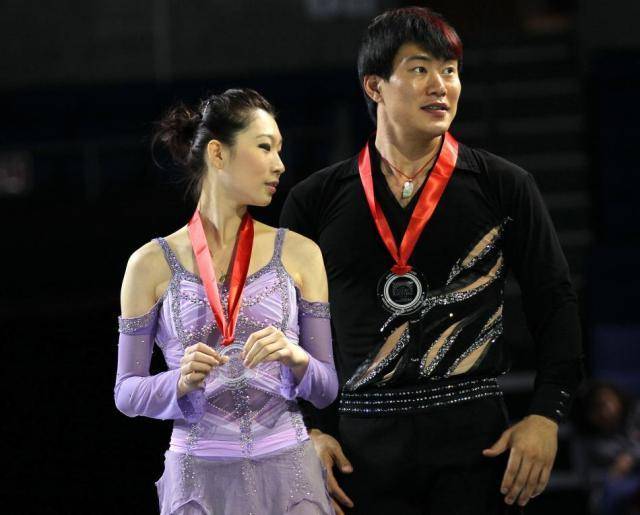 34岁花滑女神张丹与丈夫闪婚夫妻恩爱因发育太好退役貌美挺立