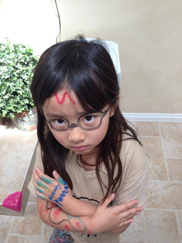 多多|多多为妹妹化妆成小猎豹，妹妹躺在姐姐怀里，画面温馨有爱