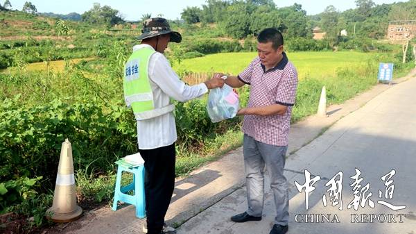 朱杨镇|江津区朱杨镇夏日送清凉 滴滴关爱润心田