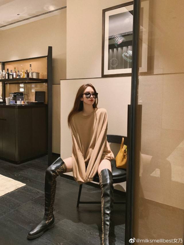 花花|总裁夫人一袭白裙优雅亮相，被赞穿衣高级，张大奕晒照不敢露正脸