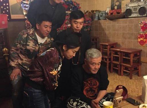 赵本山状态下滑，连线为弟子作品打call，眼睛微