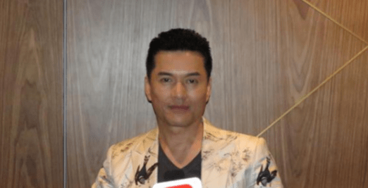 他曾被称为越南最帅男星,头婚娶周海媚,如今三婚儿子长相帅气