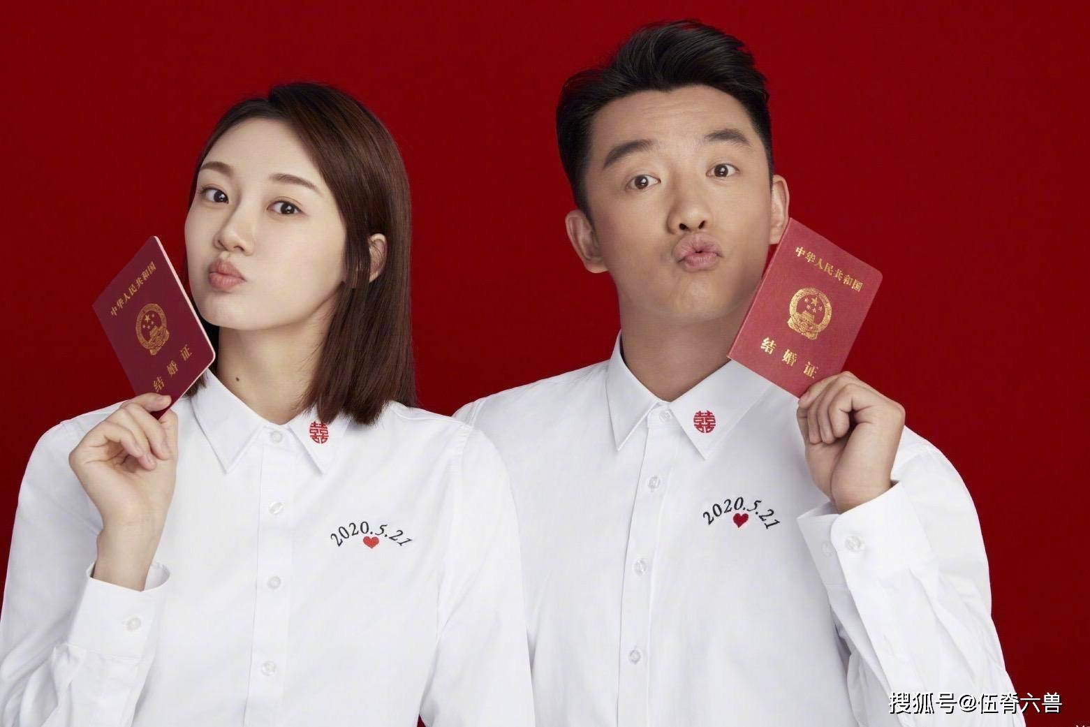 郑恺苗苗身着情侣装逛街,十指紧扣尽显甜蜜,