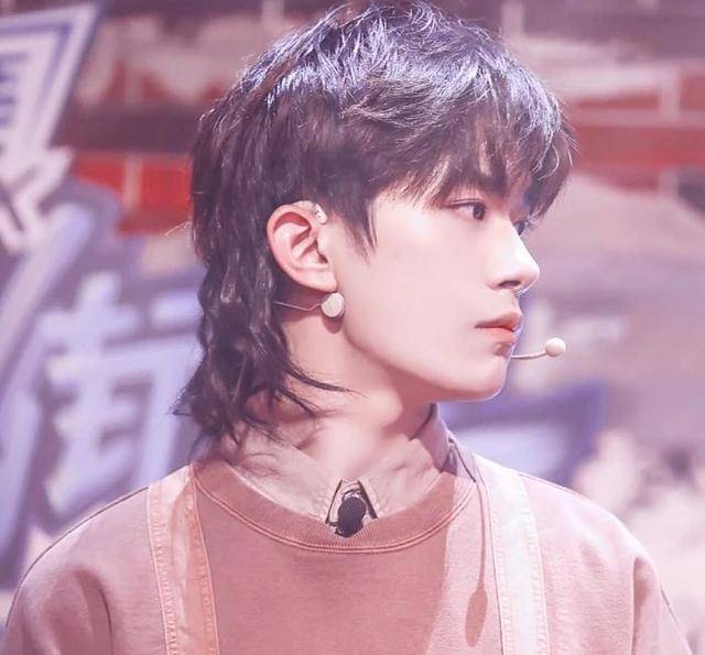 易烊千玺唱功是最好的吗 b35e32fa7a364abf80a7571f646bdb0c.jpeg