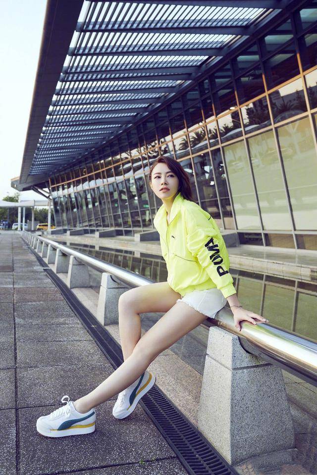 短裤|徐怀钰一点也看不出42岁，穿荧光色短外套配短裤，编发短发太时髦