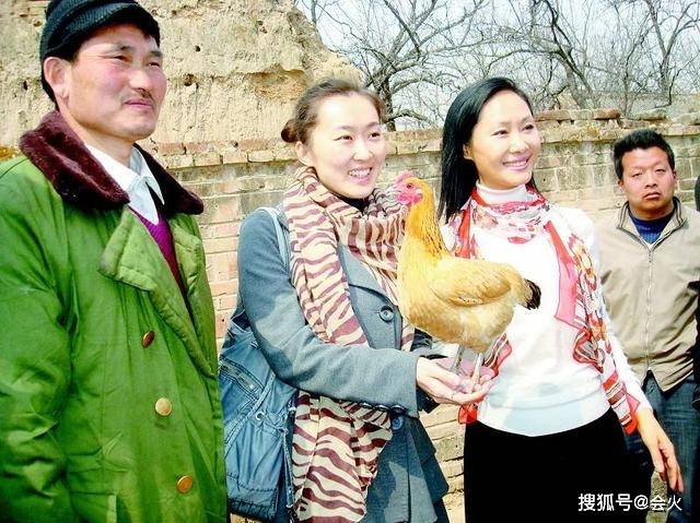 近况|55岁于文华近况曝光太心酸！午餐只吃馒头蘸酱，饭菜都要自己带