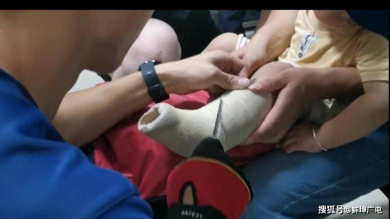消防员"温柔而坚定"为聋哑儿童拆石膏