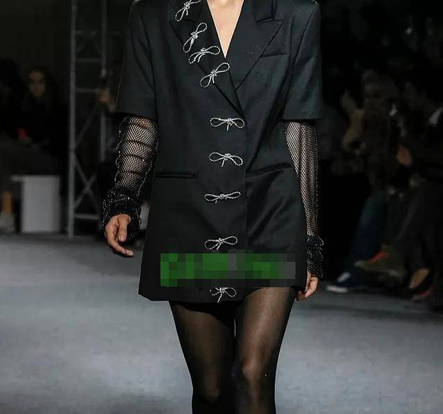 方锤|鞠婧祎又翻车？穿山寨礼服被品牌方锤了，科普同款的粉丝引咎辞职