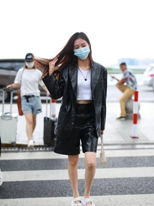 宋妍霏分手后现身机场,戴口罩难掩面容憔悴惹人怜悯