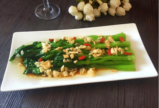 白灼菜心,西兰花香菇炒培根,豆腐炒白菜,辣蒸鸡腿的做法