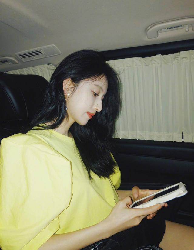 黑色|张俪好酷，牛仔短袖外套配黑色紧身裤+马丁靴，简洁帅气很有型