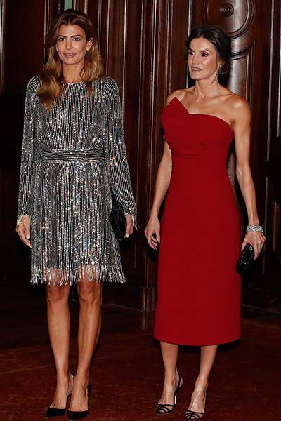 朱莉安娜|阿根廷总统夫人红裙太惊艳！特朗普搂腰拥抱，总统拦不住面露尴尬