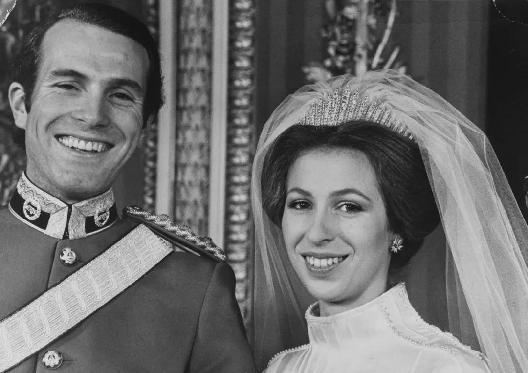 婚礼|穿二手婚纱，借奶奶王冠，甘愿做后妈，这个公主嫁得太“寒酸”？