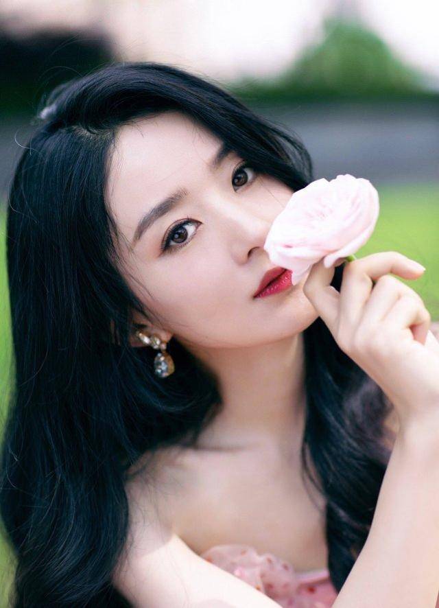 条纹|赵丽颖甜甜的心动造型，红白条纹衫配伞裙，低头垂眸皆是柔情魅力