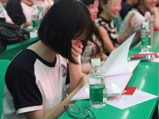原创知乎2000万热帖，揭开了多少人的童年伤疤：你满口谎言的模样真丑