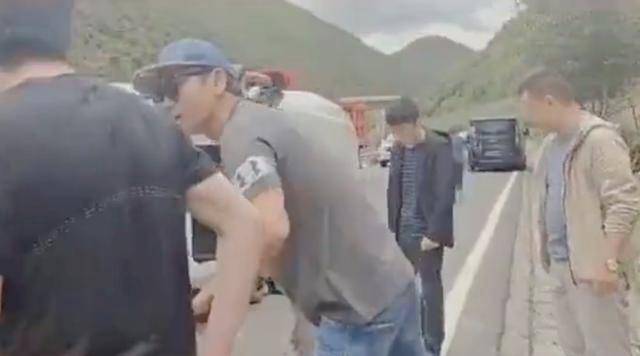 48岁沙宝亮被曝出轨?探班美女还当街牵手,深夜