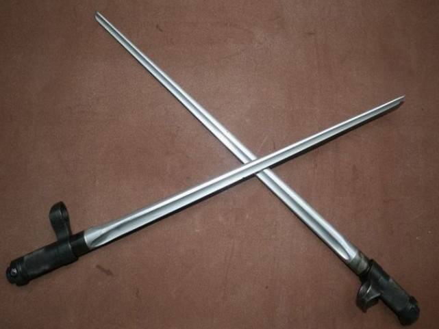 原创全球3大军刀:第一把被禁用,比赫赫有名的三棱军刺还"变态"