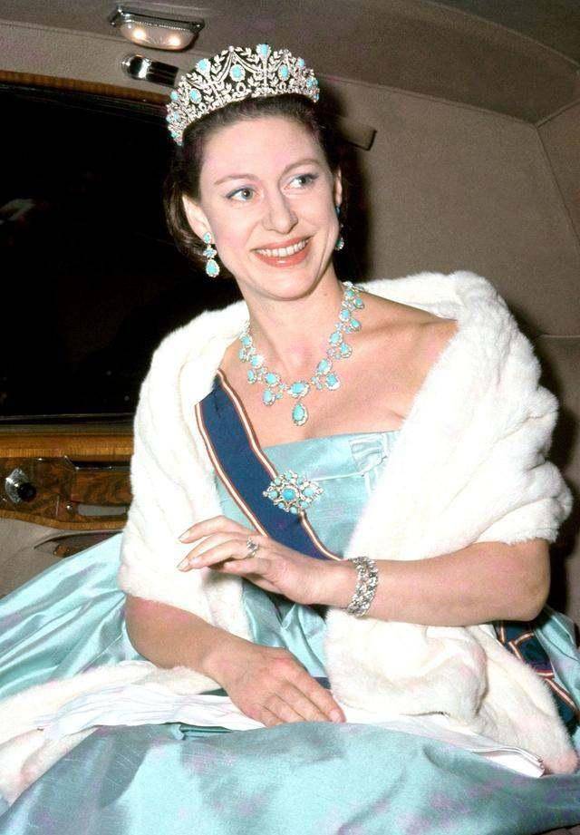 英女王妹妹的绝美皇冠，因私密照卖出910万，有款王冠却去向不明