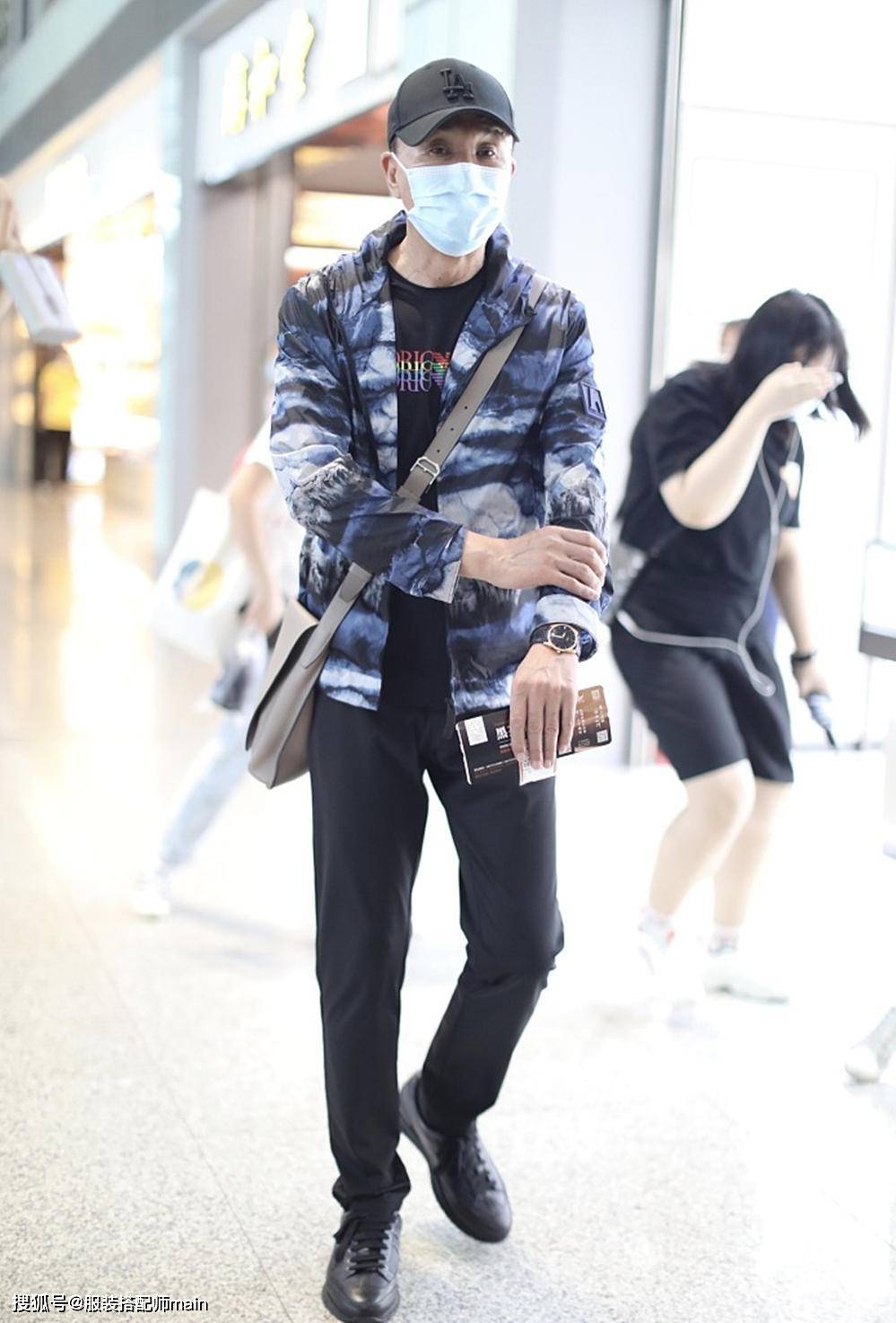 老干部|吴刚穿扎染外套走机场，57岁老干部变27岁潮小伙，显嫩不止一点点