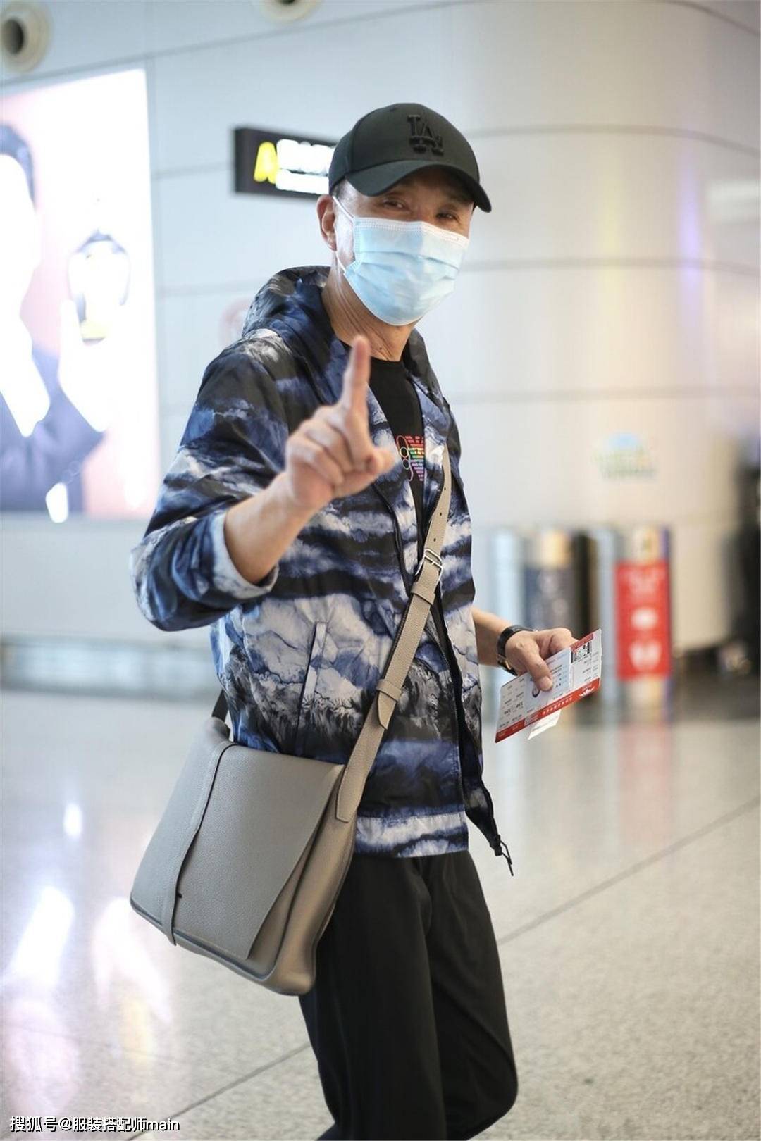 老干部|吴刚穿扎染外套走机场，57岁老干部变27岁潮小伙，显嫩不止一点点